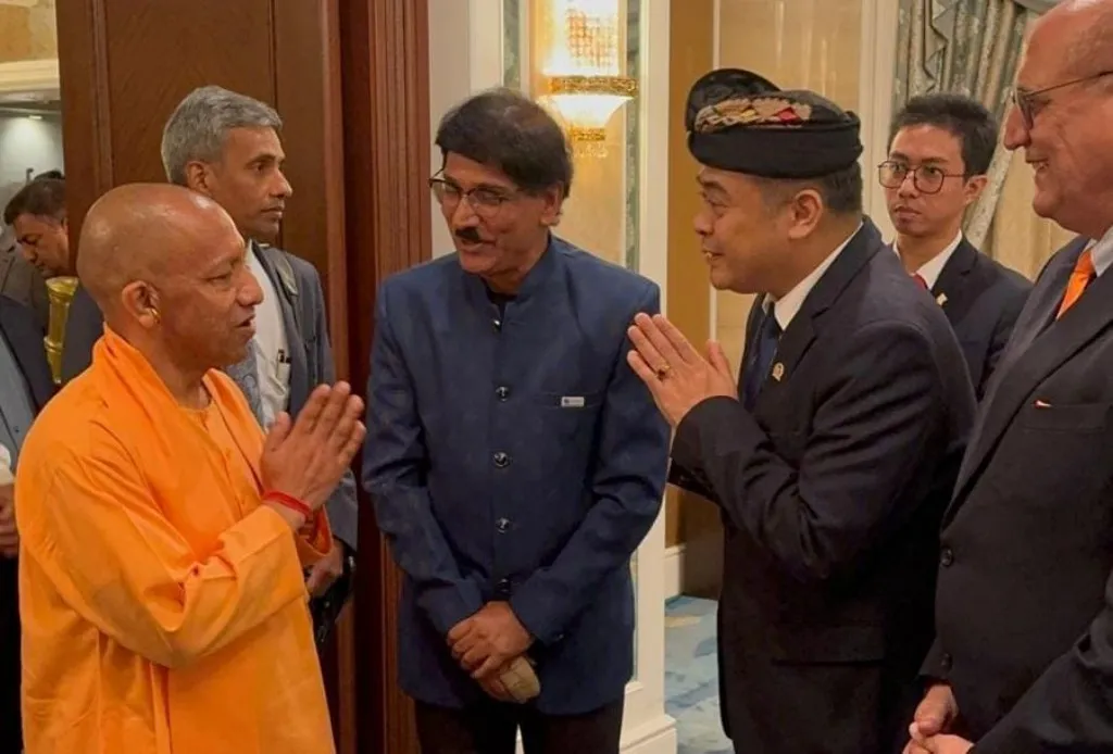 Anggota DPD RI Arya Wedakarna Bertemu Kepala Menteri Uttar Pradesh Yogi Adityanath di Singapura