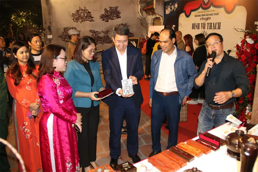 Pameran “Kisah Balai Komunal Vu Thach dan Pendiri Kerajinan Ukir dan Tatahan” Dibuka di Hanoi