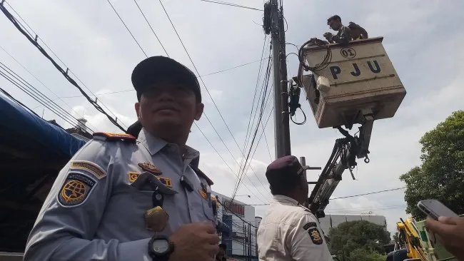 Pemkab Jember Tertibkan Kabel Fiber Optik yang Menempel di Tiang PJU