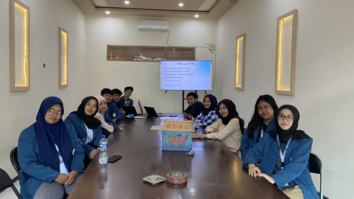 Mahasiswa UNAIR Latih Pengurus BUMDes Barurejo Kelola Keuangan dengan Spreadsheet Otomatis