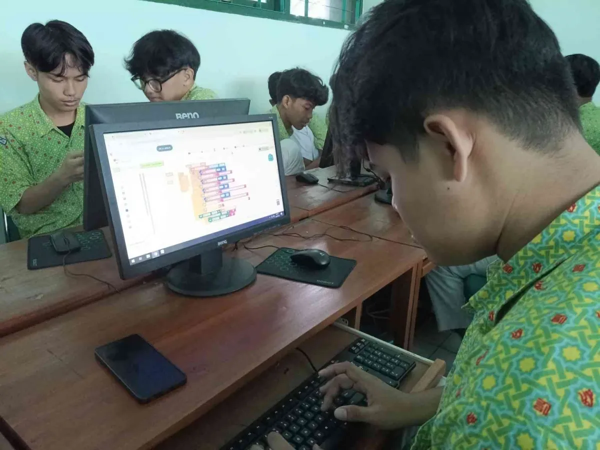 Siswa Kelas XI FD 2 MAN 1 Bantul Latihan Pemrograman Mobile dengan Logika IF Bersarang