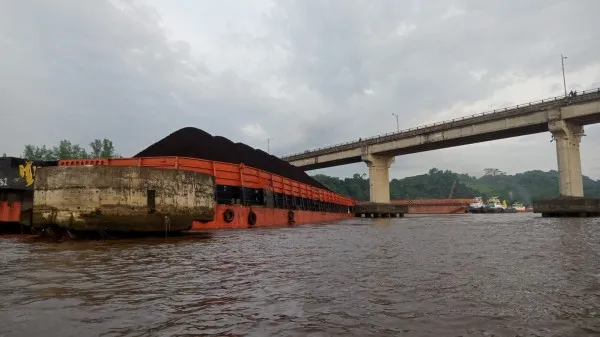 Tali Buoy Diduga Putus, Tongkang Batu Bara Hanyut dan Menempel di Fender Jembatan Mahakam Ulu