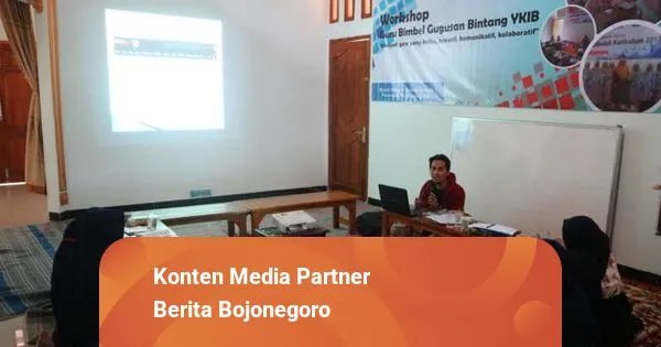 Nanang Fahrudin Berbagi Teknik Menulis Opini, Esai, dan Resensi Buku kepada Guru di Kampung Ilmu Bojonegoro