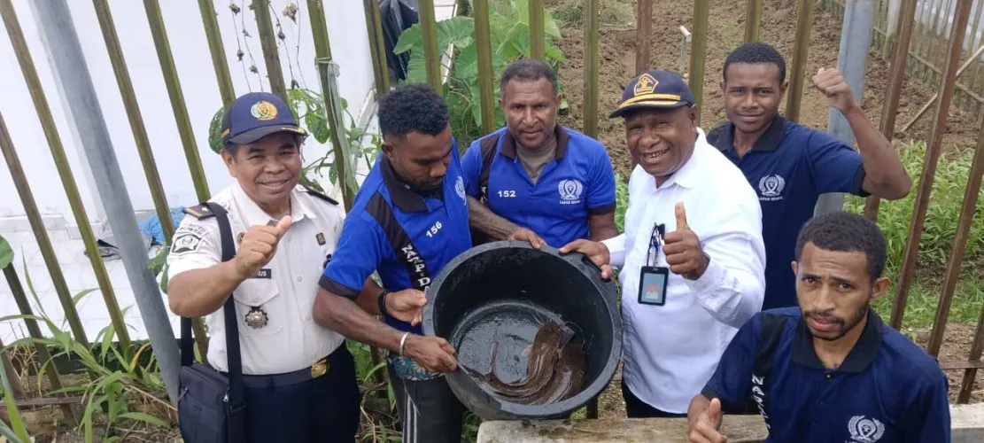 Lapas Serui Gelar Panen Raya, Warga Binaan Hasilkan Sayur dan Lele dari Area SAE