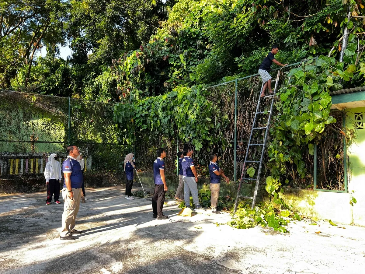Pegawai Rutan Tapaktuan dan Peserta Magang Gotong Royong Bersihkan Halaman Depan