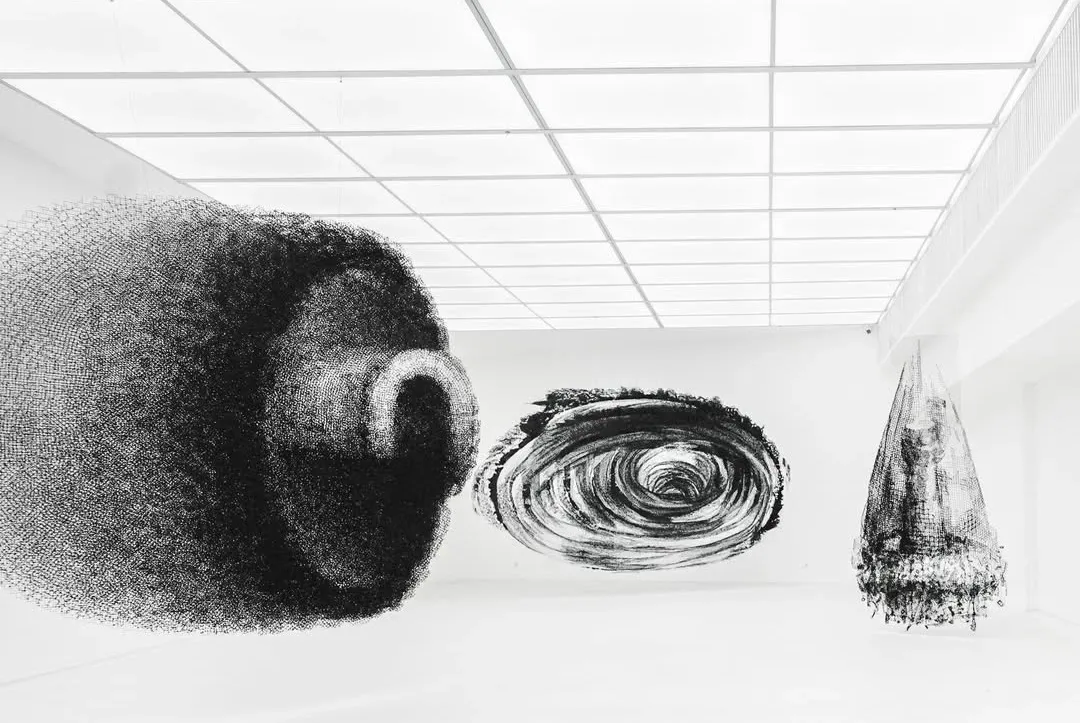 Pameran Tunggal “Payau” Iwan Yusuf Hadirkan Jaring Nelayan di Ambang Lukisan dan Instalasi