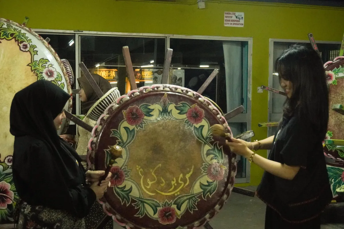Mahasiswa BBK Internasional UNAIR Pelajari Musik Tradisional Malaysia dalam Program Berbasis SDGs