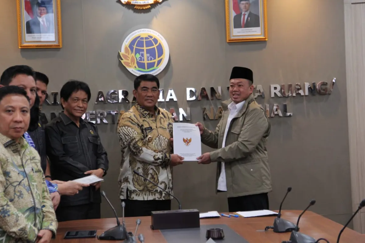 Menteri ATR/BPN Serahkan Persetujuan Substansi RTRW Sulut kepada Gubernur Yulius Selvanus