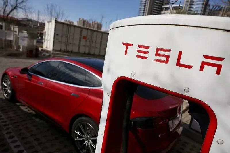 Kesepakatan Dagang Tesla dengan Tiongkok dan Kanada di Tengah Persaingan Global Mobil Listrik