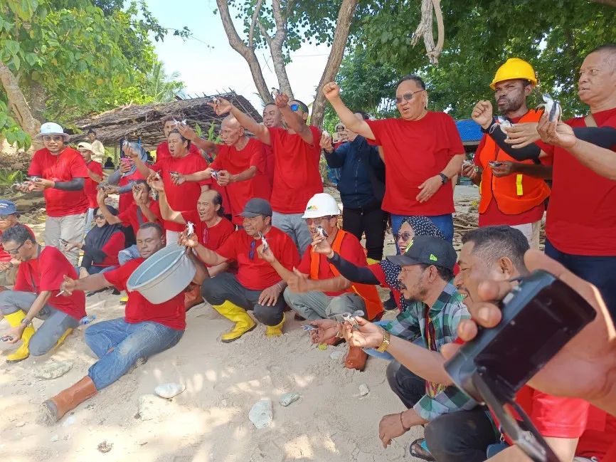 PT Gag Nikel Lepasliarkan 101 Tukik Penyu Sisik di Pulau Gag Bersama Pers dan LSM