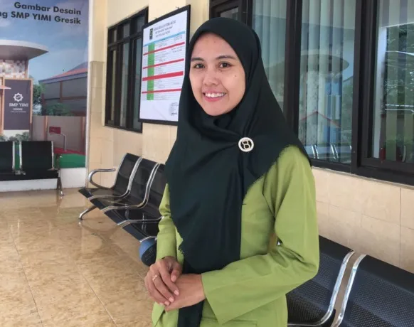 Tutik Ernawati Ajak Siswa SMP YIMI Gresik Mencintai Seni dan Sastra