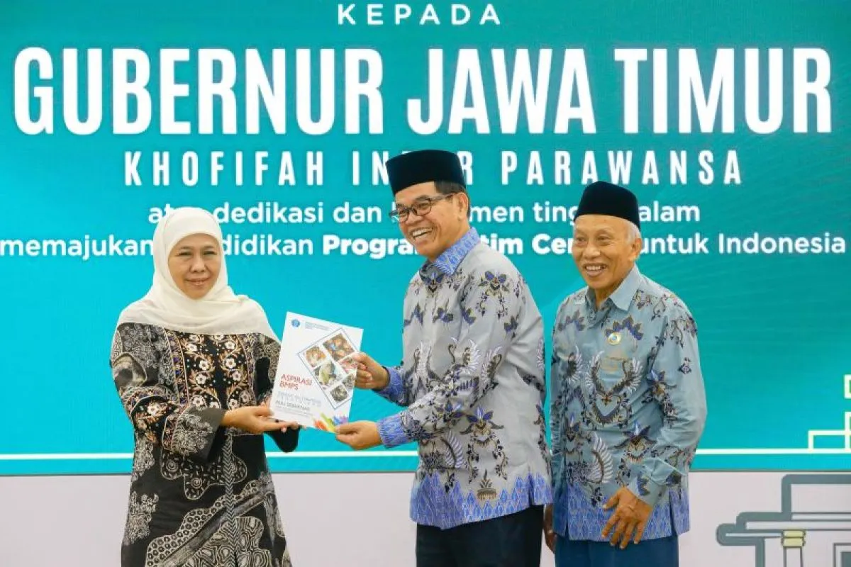 Khofifah Terima Penghargaan BMPS atas Komitmen Dorong Program Jatim Cerdas