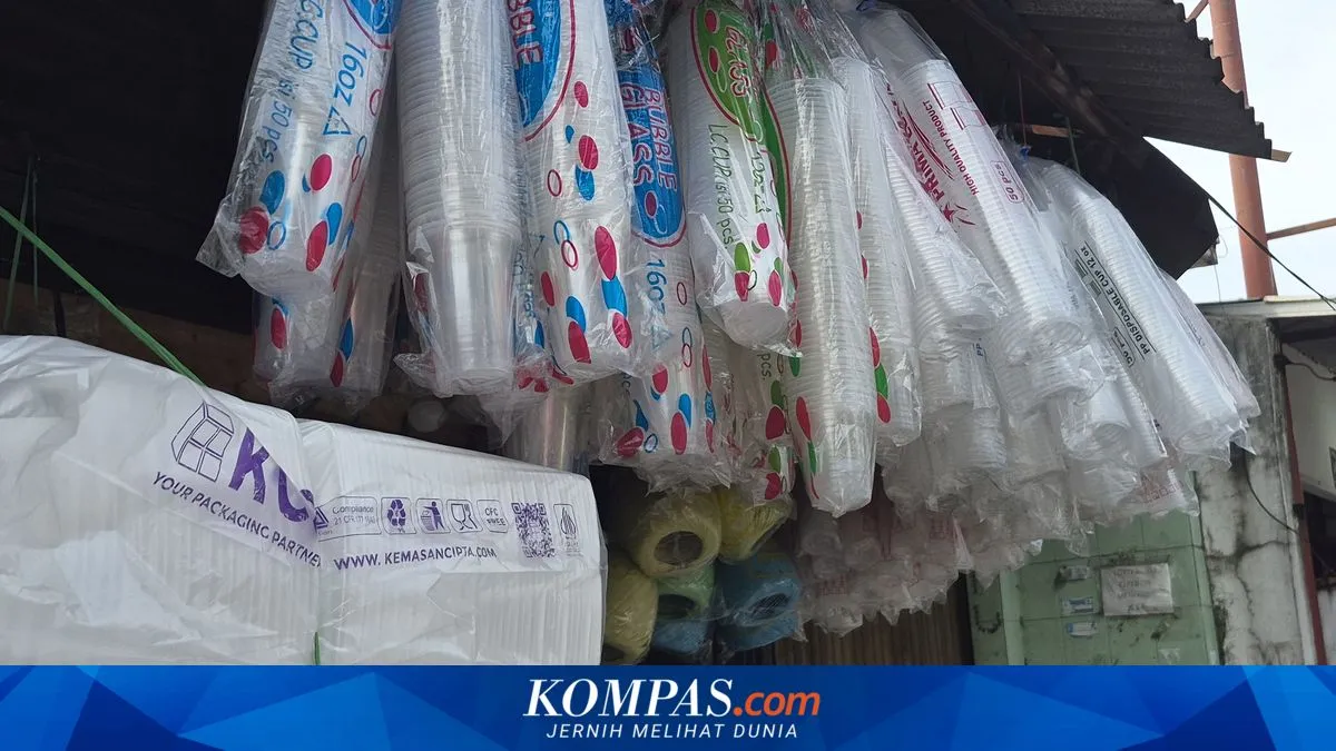 Saat Kresek Melonjak, UMKM Menjerit: Efek Domino Konflik Timur Tengah di Pasar Kayuagung