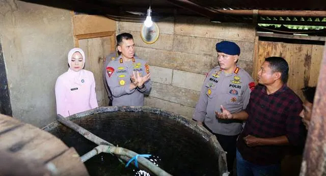 Kapolda Maluku Kunjungi Penyulingan Minyak Kayu Putih di Buru, Dorong Penguatan UMKM Lokal