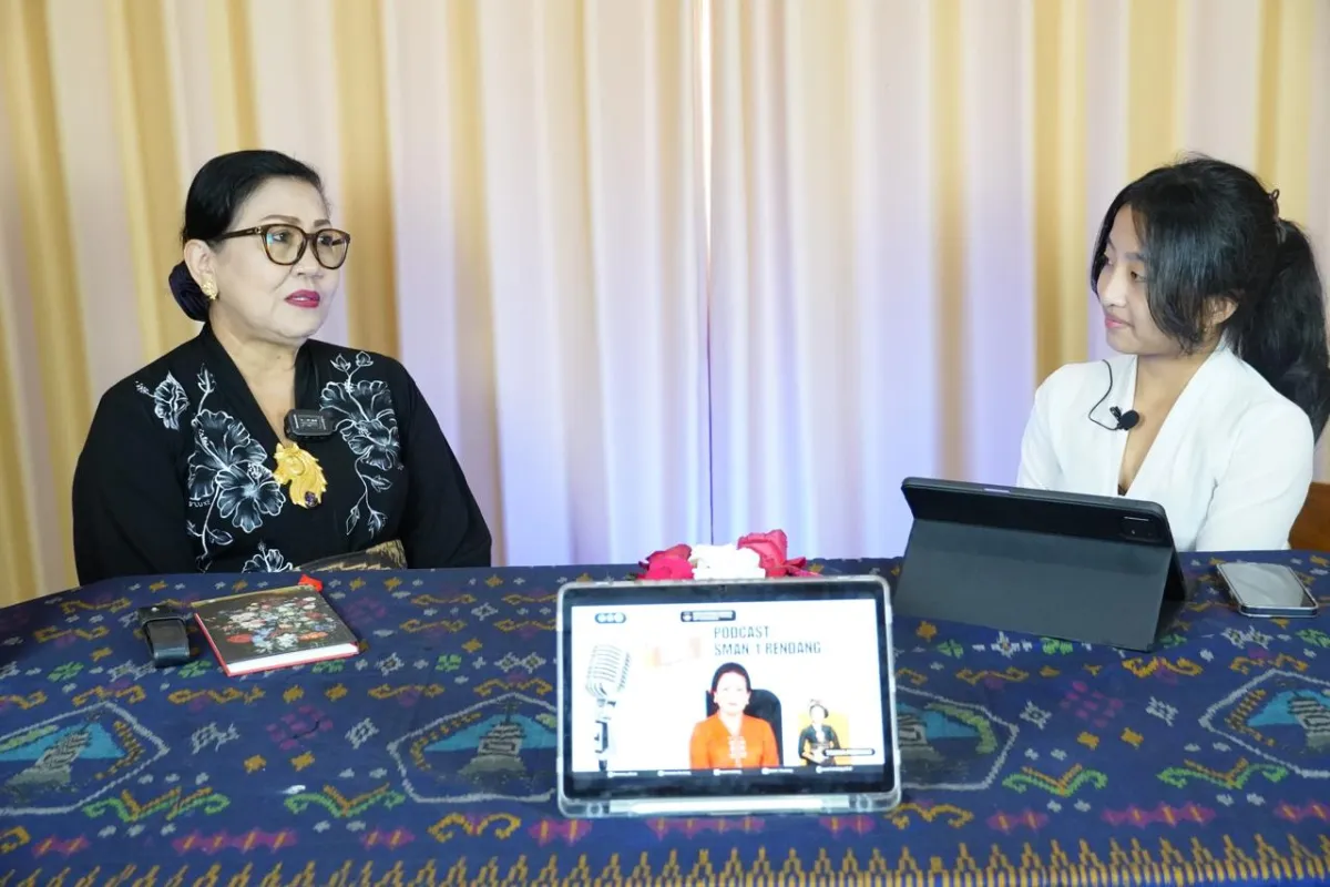 Putri Suastini Koster Berbagi Pengalaman Seni dan Sastra kepada Siswa SMA Negeri 1 Rendang