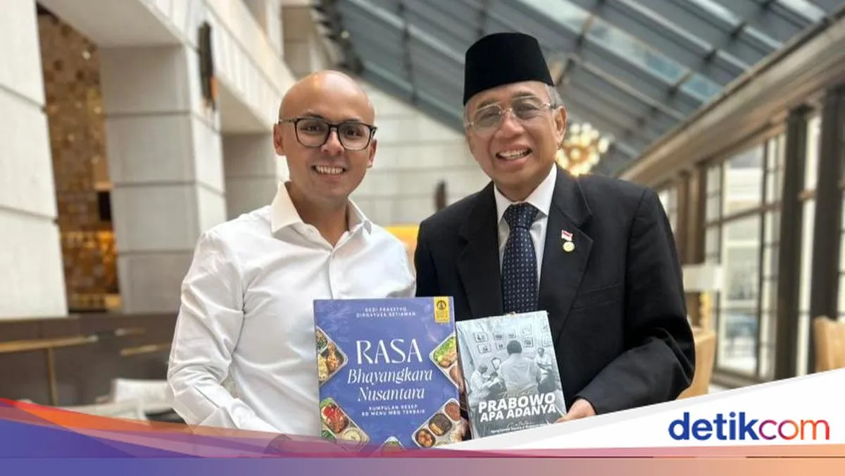 Asisten Khusus Presiden Prabowo Serahkan Buku Menu MBG Polri di Washington sebagai Diplomasi Kultural