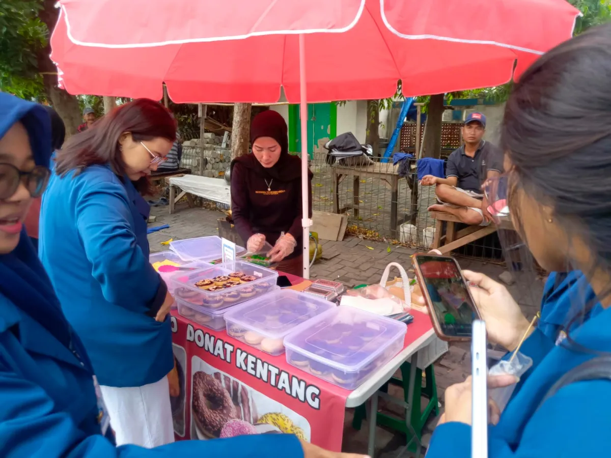 BBK 7 UNAIR Jalankan Program CEKATAN untuk Dorong Digitalisasi UMKM di Kejawan Putih Tambak