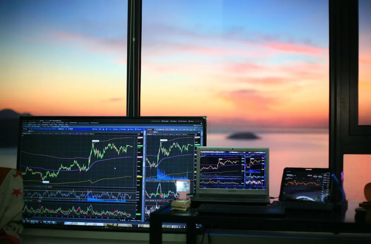 Wall Street Ditutup Melemah, Intel Anjlok dan Ketegangan Geopolitik Tekan Sentimen