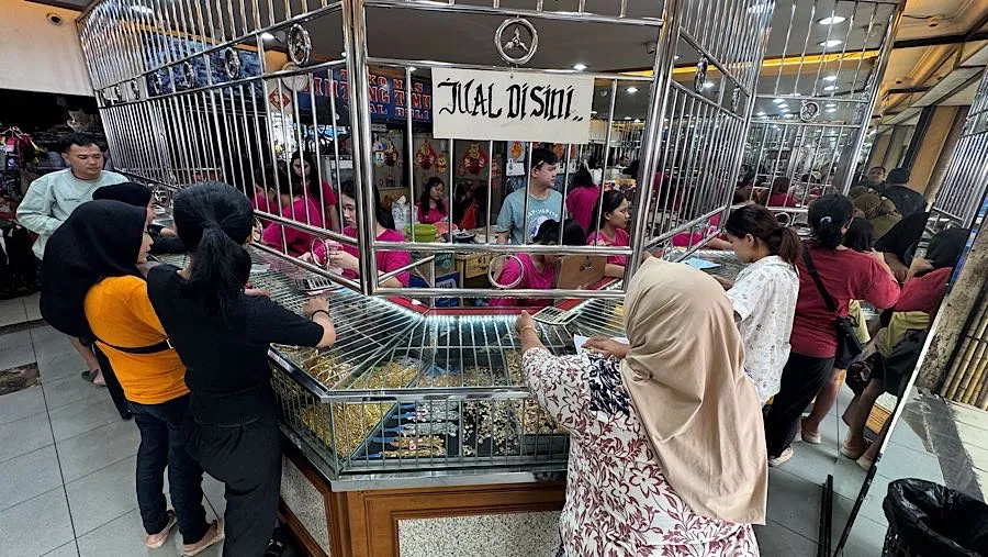 Harga Emas Naik ke Rekor Tertinggi, Aktivitas Belanja Tetap Ramai di Pasar Emas Cikini