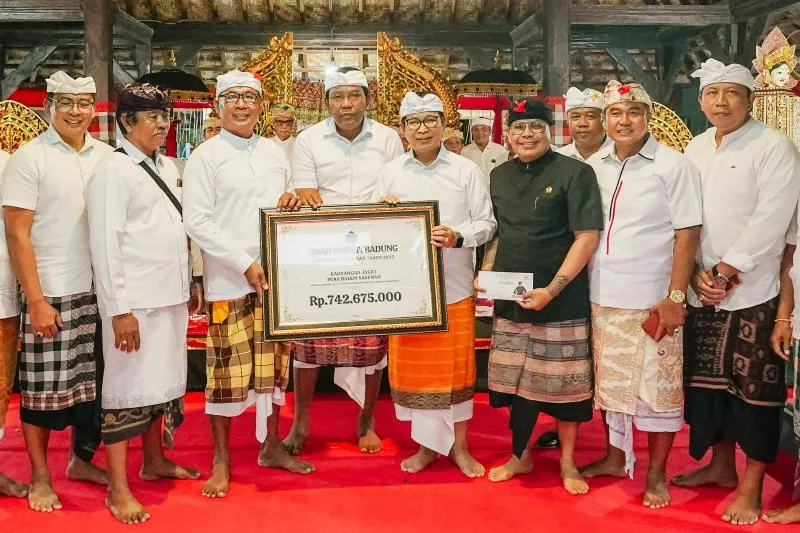 Ketua DPRD Badung Hadiri Karya Ngerehan di Pura Dalem Sakenan Munggu, Pemkab Serahkan Hibah Rp 742 Juta