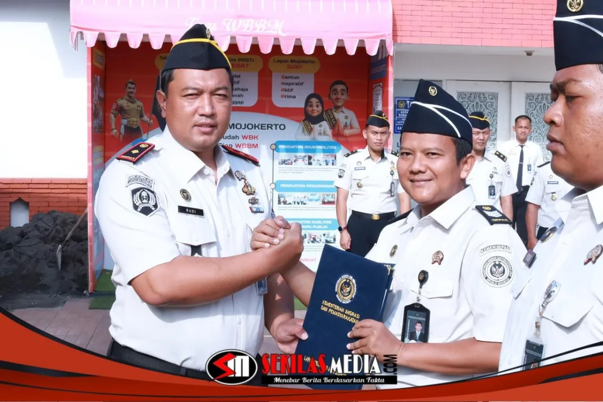 Kalapas Mojokerto Beri Penghargaan Pegawai yang Gagalkan Penyelundupan Barang Terlarang
