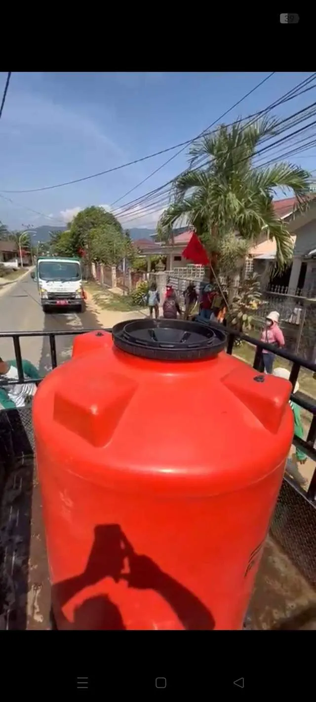 DLH Tapteng Bersama Sejumlah Dinas Lakukan Penyiraman Jalan untuk Atasi Debu Pascabencana