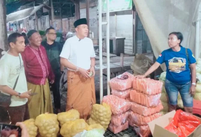 Kadis Diskoperindag Pasuruan Tinjau Pasar Sayur Gempol, Tampung Masukan Pedagang soal PJU dan Perluasan
