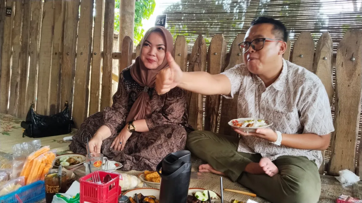 Wabup Karanganyar Adhe Eliana Cicipi Rica-Rica Menthog Mas Bagong di Tepian Alas Bromo