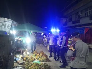 Patroli Malam Polres Sekadau Sambangi Pedagang Durian di Pasar, Imbau Waspada Saat Transaksi Tunai