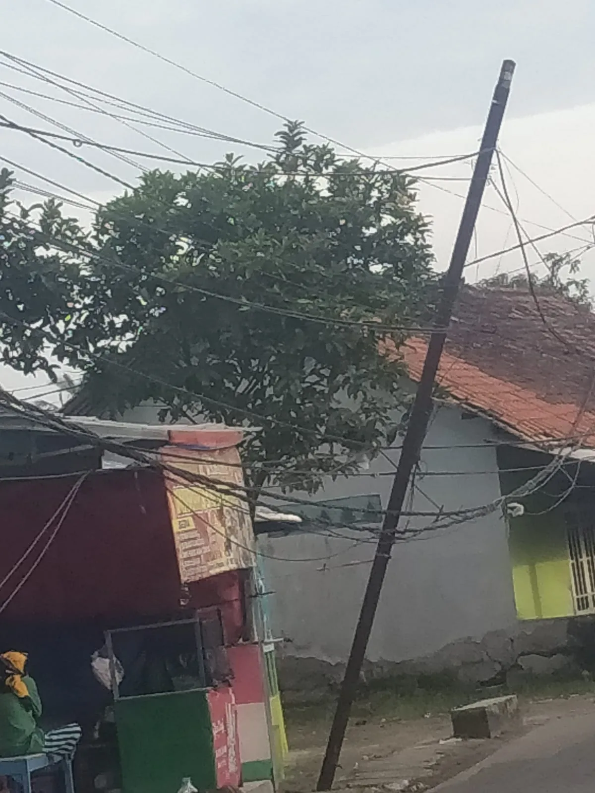 Warga Kampung Bakung Cikande Keluhkan Tiang Internet Miring dan Kabel Semrawut