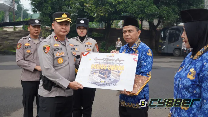 Polres Bogor Beri Penghargaan kepada ASN Polri Berprestasi dalam Upacara di Mako