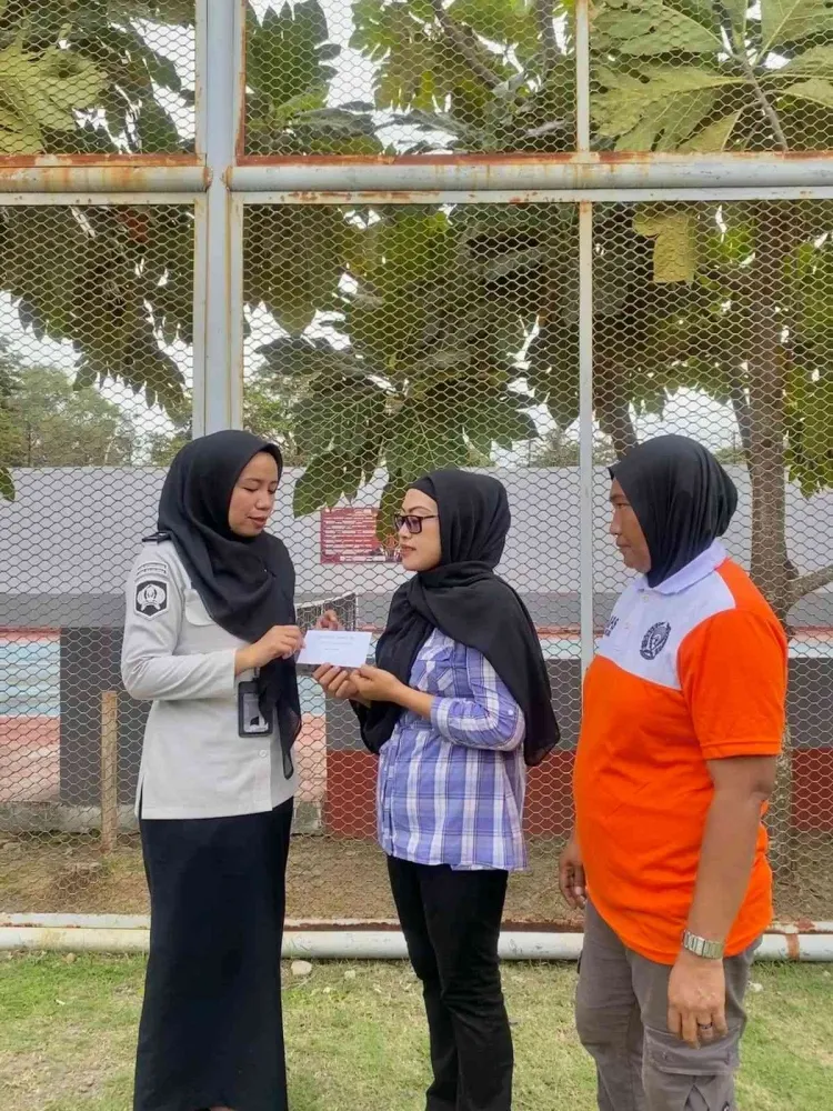 Lapas Bulukumba Serahkan Tabungan Hasil Kerja Kemandirian kepada Warga Binaan yang Bebas
