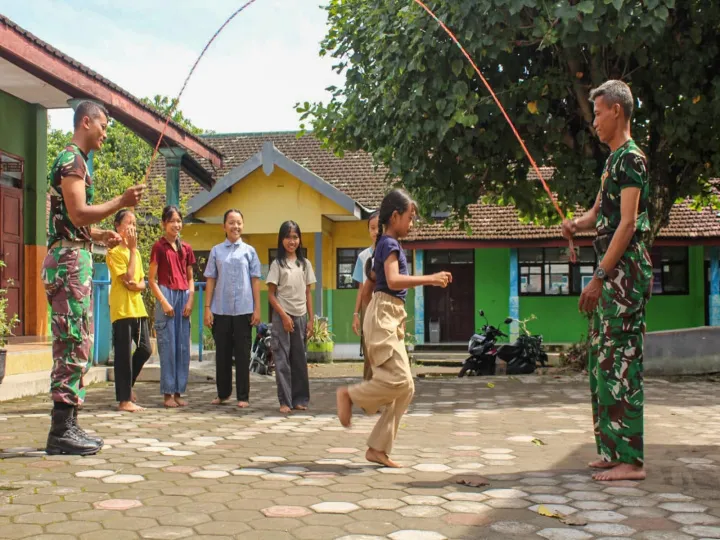 Satgas TMMD 127 Kodim 0809/Kediri Ajak Siswa SDN 3 Gadungan Main Permainan Tradisional