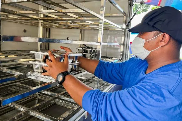 SPPG Mustikasari Bekasi Bantah Video Viral Menu MBG Hanya Berisi Ubi dan Pisang