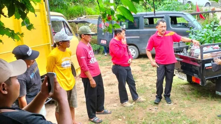 Ketua DPRD Tulungagung Bagikan 20 Ribu Bibit Kopi untuk Kelompok Tani Hutan