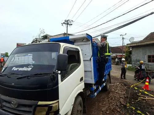 Tanah Uruk Proyek Sekolah Rakyat di Kota Pasuruan Tercecer, Polisi Tertibkan Truk Pengangkut