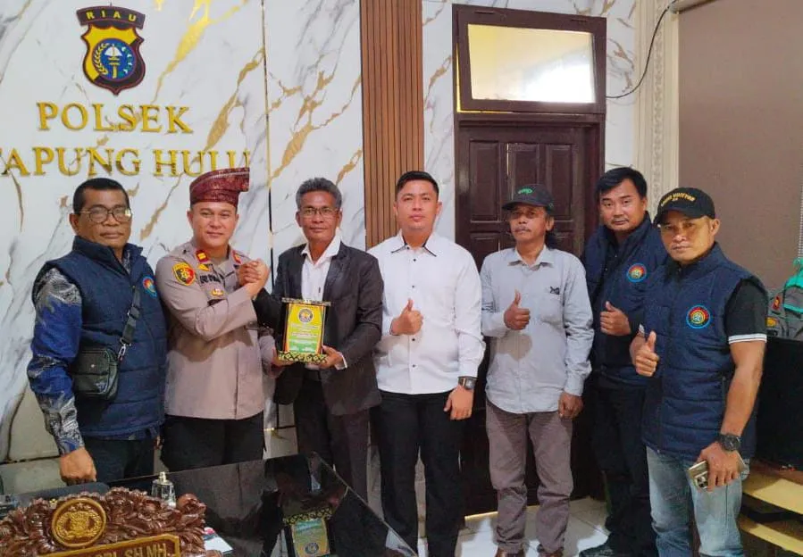 Kapolsek Tapung Hulu Terima Penghargaan dari Insan Pers, Tekankan Transparansi dan Kemitraan
