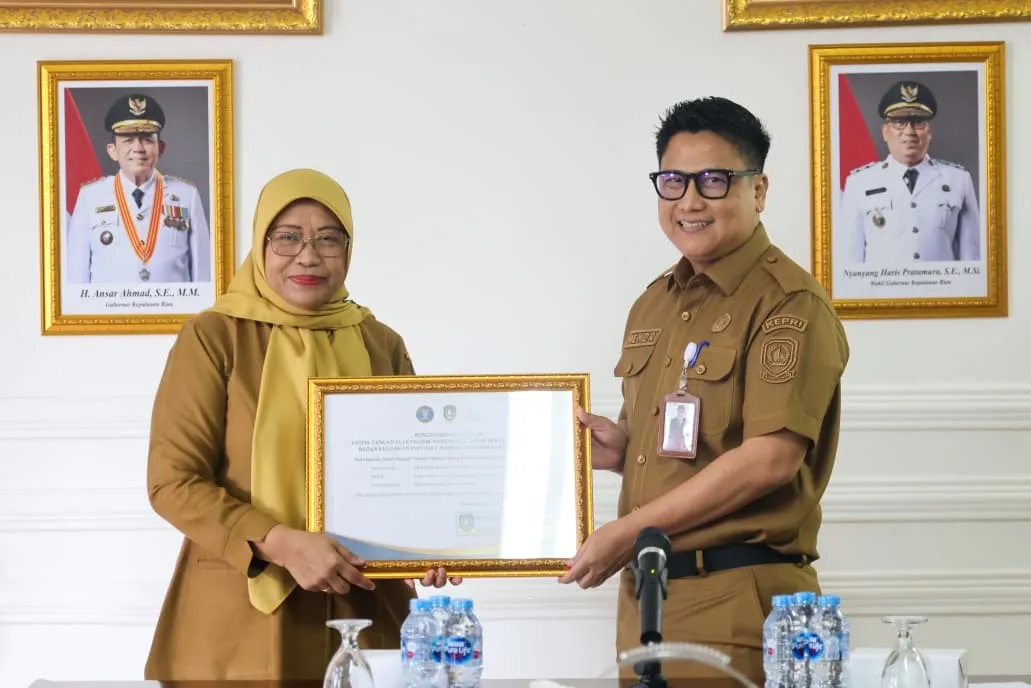 Diskominfo Kepri Serahkan Rekomendasi Integrasi TTE pada SIPANGKAS kepada BKAD