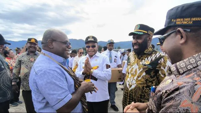 Gubernur Papua Tengah Serahkan 25 Laptop untuk Pelajar dan Guru di Ilaga, Kabupaten Puncak