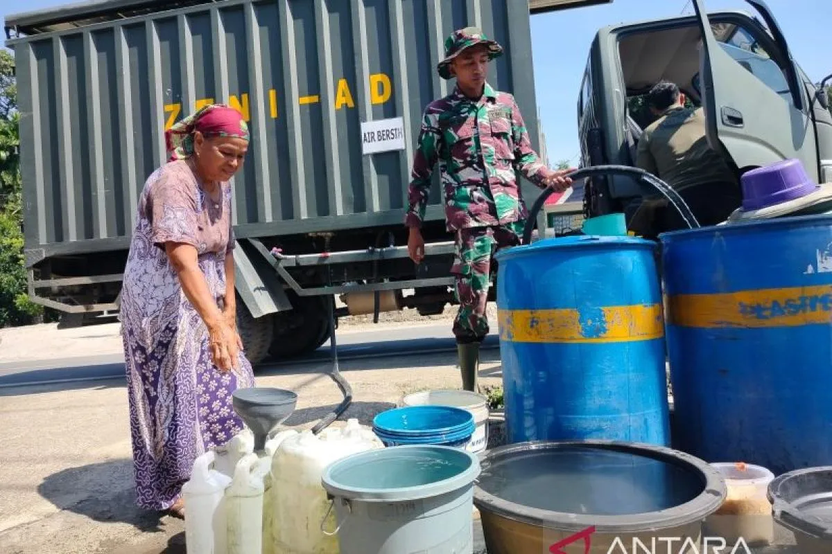 Warga Palembayan Agam Terbantu Distribusi Air Bersih TNI Usai Banjir Bandang