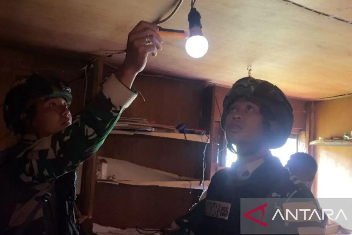 Satgas Yonif 511/DY Gelar Bakti Sosial Pengecekan Instalasi Listrik Rumah Warga di Kampung Lowanom