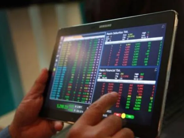 Phintraco Sekuritas: IHSG Berpeluang Lanjut Koreksi, Sentimen Rupiah dan Data Global Jadi Perhatian