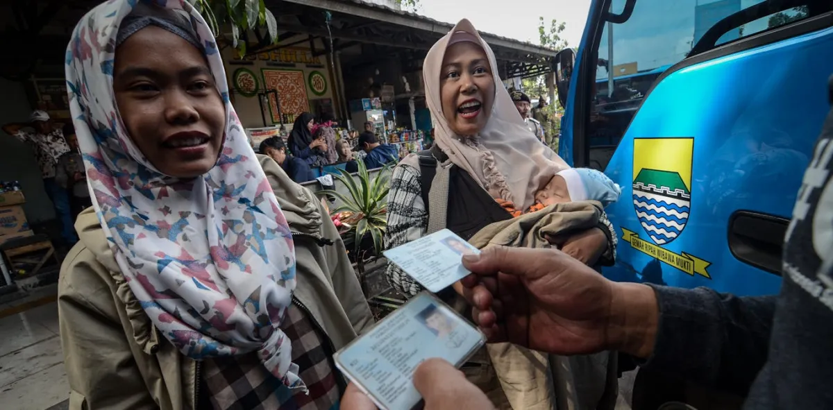 Riset PUSKAPA: Hambatan Ekonomi, Layanan yang Tak Responsif, dan Diskriminasi Masih Membuat Warga Sulit Mengurus Dokumen Kependudukan