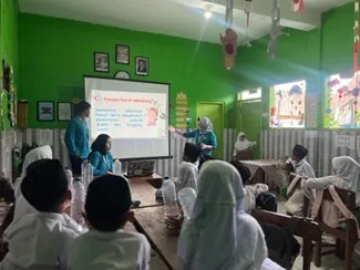 Mahasiswa BBK UNAIR Jalankan Program GEMBIRA di Seloliman, Ajarkan Menabung Lewat Daur Ulang