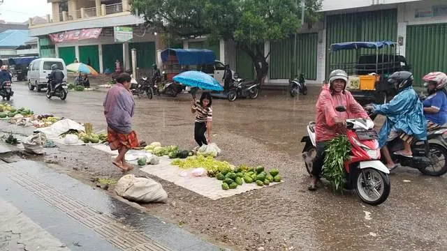 Cuaca Ekstrem Bikin Dagangan Sayur di Pasar Baru Atambua Sepi Pembeli