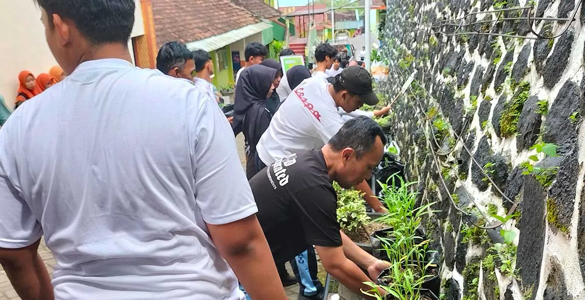 SMAN 2 Batu Tanam Sayur dan Tebar Benih Ikan untuk Dukung Program Sekolah Inovatif Ketahanan Pangan