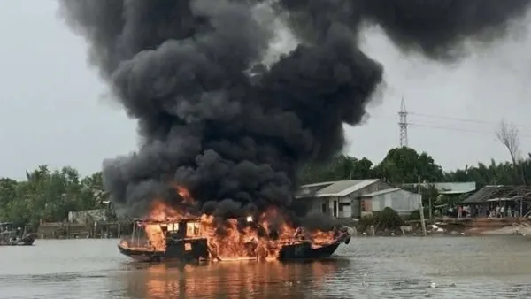 Tabung Gas Meledak di Kapal yang Melaju di Sungai Can Giuoc, Tiga Orang Terluka