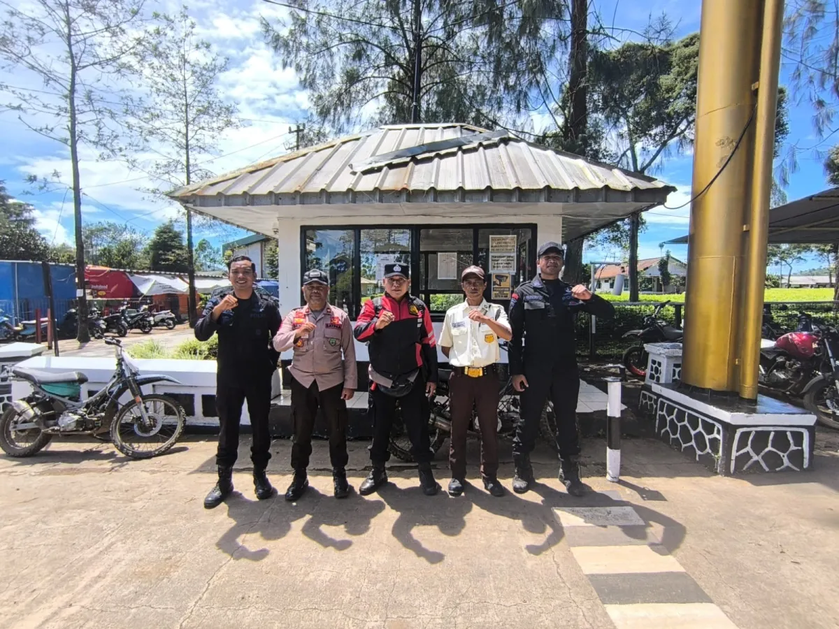 Kanit Binmas Polsek Kertasari Sambangi Petugas Keamanan Pabrik Teh Kertasari