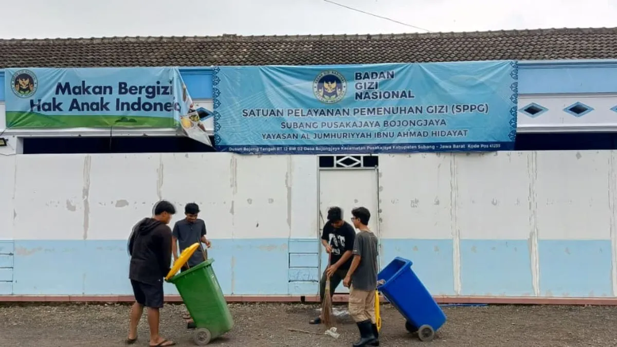 SPPG Bojongjaya Subang Gelar Kerja Bakti Kebersihan di Area Dapur MBG dan Jalan Raya Pusakajaya
