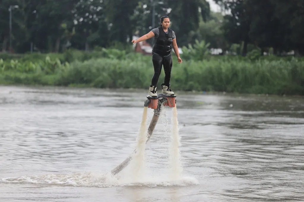Flyboard Berpotensi Dikembangkan di Mojokerto, Sungai Brantas Dinilai Cocok Jadi Arena